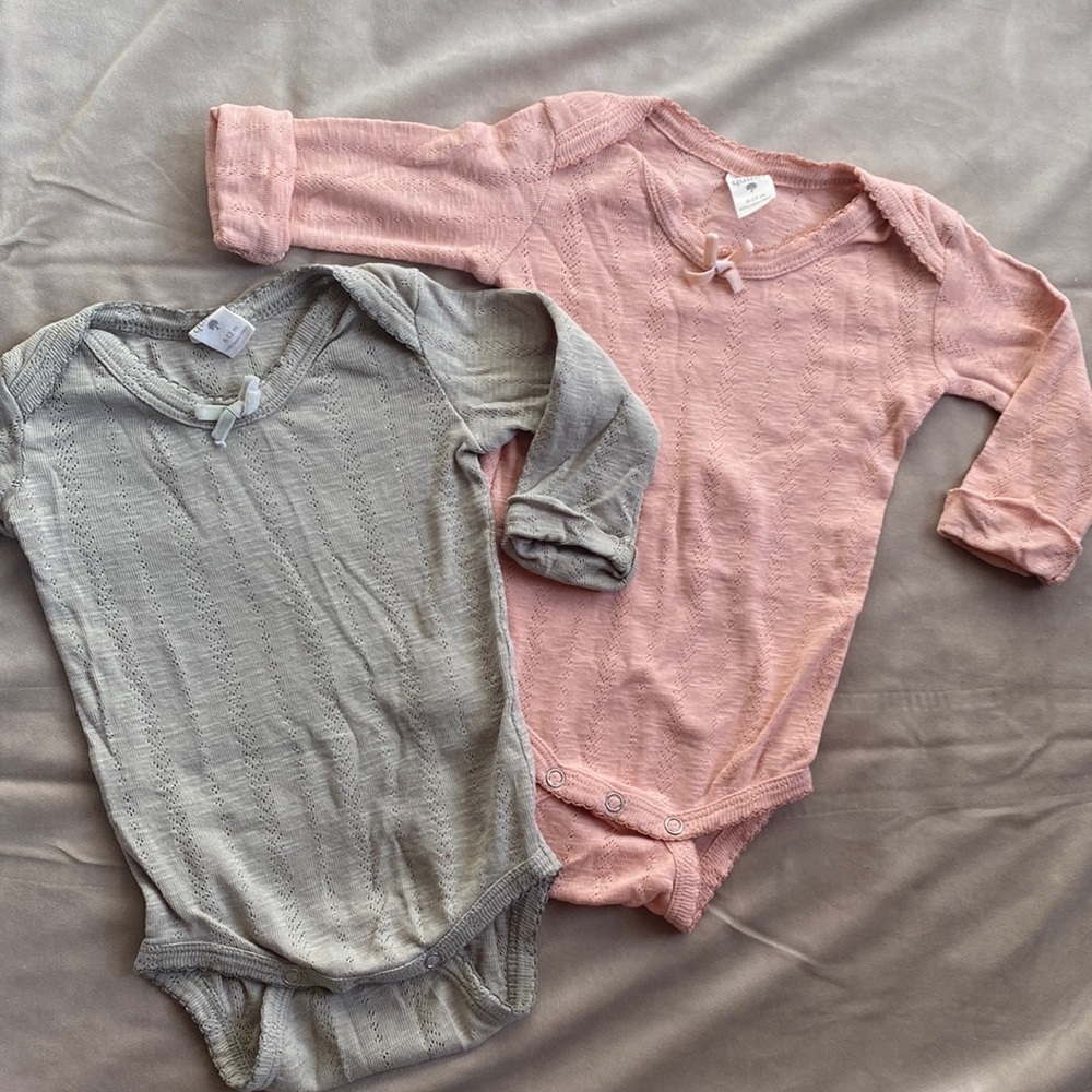 KATE QUINN 6-12m 2 pointelle bodysuits
